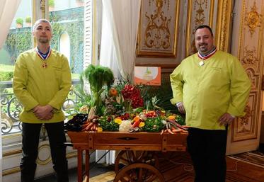 Paris, vendredi 1er mai. Deux Mof des filières produits frais présentent le chariot composé de fruits et légumes produits en Ile-de-France proposés sur le Carreau des producteurs.