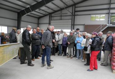Photo de famille dans un polder. Les anciens sont à l’écoute des explications du chef d’exploitation et posent de nombreuses questions. 