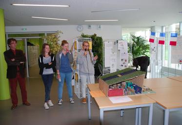Brie-Comte-Robert, mardi 19 mai. Aux côtés de leur enseignant, Jean-Philippe Bayeul, des élèves présentent leur maquette du pavillon France tel qu’elles l’ont imaginé.
