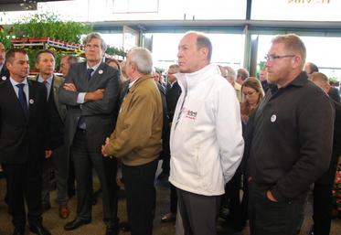 Rungis, jeudi 21 mai. Le ministre de l’Agriculture, sur la photo aux côtés de Jacky Théard, a échangé avec un des producteurs entré dans la démarche Fleurs de France, Frédéric Vion, horticulteur à Faremoutiers, qui a expliqué : « Ce label est accessible à toutes les entreprises. Les clients sont sensibles aux produits français. »