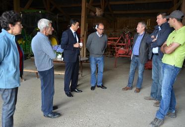 Le 1er juin, à Sonchamp (Yvelines). Le sous-préfet de Rambouillet, Abdel-Kader Guerza, a visité la ferme de Christophe Robin.