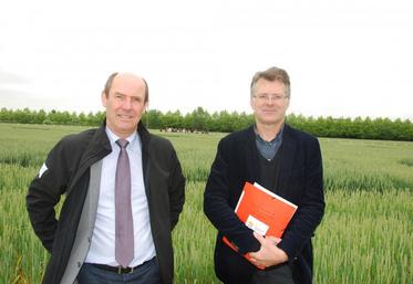 Brie-Comte-Robert, mercredi 3 juin. Jean-Baptiste Hue, directeur de Sévépi et Val-Epi — union des coopératives Valfrance et Sevépi —, et Philippe Heusèle, président de la FRcoop Ile-de-France et de Val-Epi, ont lancé la première Semaine de la coopération agricole en Ile-de-France à l’occasion de la visite de la plate-forme d’essais Val-Epi, rendez-vous incontournable pour les associés coopérateurs.