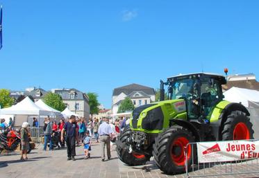 Le 6 juin à Chartres. Ajir 28 et Jeunes agriculteurs ont investi la place des Épars pour communiquer avec les citadinbs sur les joies et les peines du métier.