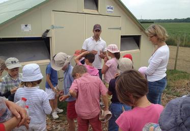 Le Jeune agriculteur a captivé les enfants avec son élevage de poulets.