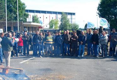 Le 16 juin, à Cherré (Sarthe). Une cinquantaine d’éleveurs de la FDSEA et de Jeunes agriculteurs d’Eure-et-Loir a participé au blocage de l’abattoir Socopa.