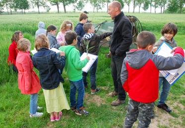 Le 19 mai, à Sours. Les élèves de cycle 3 de l’école de Nogent-le-Phaye ont préparé une série de questions à poser lors de leur visite de l’exploitation du lycée de La Saussaye dans le cadre des « fermes ouvertes ».