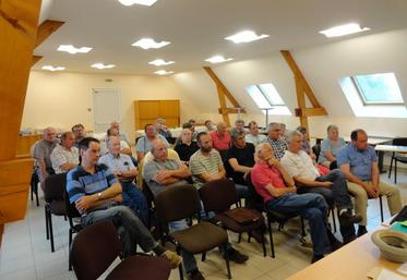 Magnanville (Yvelines), le 12 juin. Les propriétaires et agriculteurs de la région de Mantes ont fait le point sur les projets fonciers visant des terres agricoles.