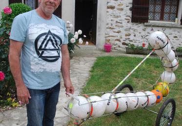 En voyant les enfants porter tristement les filets de ballons, il invente un range-ballons sous forme de chariot qui a reçu la médaille de la Jeunesse et des Sports au concours Lépine.

