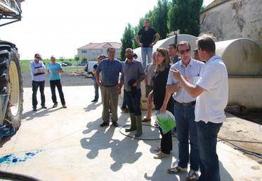 Saints, vendredi 12 juin. Le remplissage du pulvérisateur.