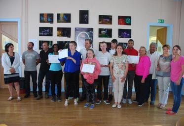 Chailly-en-Brie, jeudi 25 juin. Les stagiaires du Dispeh, entourés de leurs éducateurs et formateurs, posent devant une exposition de photos en lignt peinture pris en photo en pose B.
