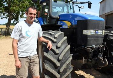 Le 02 juillet, à La Saucelle (Eure-et-Loir). François Francotte fait douze heures de tracteur pour venir travailler en Eure-et-Loir depuis sa Belgique natale.