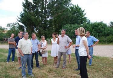 Beauchery-Saint-Martin, jeudi 2 juillet. Alors que la sécheresse sévit, la seconde coupe de foin risque d’être catastrophique, voire inexistante pour les éleveurs. Les représentants de la profession agricole ont demandé à la sous-préfète qu’elle appuie leur demande d’autorisation de faucher les jachères.

