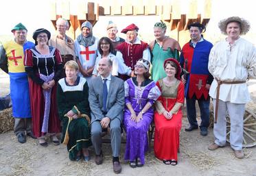 Le 6 juillet, à Saint-Sauveur-Marville. Les élus du territoire ont joué le jeu en revêtant des costumes du Moyen-âge en accord avec le thème de la sixième saison du Labyrinthe du Thymerais, qu’ils inauguraient.
