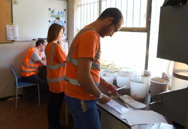 Le 17 juillet, à Bouglainval (Eure-et-Loir). L’équipe du groupe coopératif Scael — les stagiaires Cornelia et Antoine — et leur responsable, Bastien Brouillet, attendent l’adhérent de pied ferme.