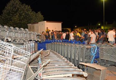 Le 20 juillet, à Nogent-le-Rotrou (Eure-et-Loir). Particulièrement remontés, les éleveurs de la FDSA et JA d’Eure-et-Loir ont manifesté leur colère en entassant les caddies des supermarchés de la ville devant la sous-préfecture.