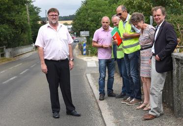 Le 17 juillet, à La Loupe. Le conseil départemental, son vice-président Joël Billard (à g.) en tête, part à la chasse aux routes départementales.