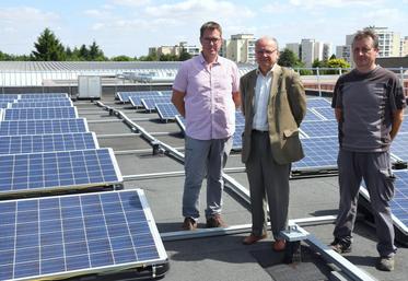 Le 9 juillet, à Mainvilliers (Eure-et-Loir). L’Erea François-Truffaut a été équipé d’une cinquantaine de panneaux photovoltaïques par la région.