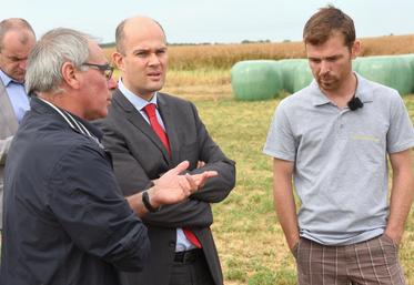 Le 24 juillet à Les Autels-Villevillon. Le secrétaire général de la préfecture par intérim, Frédéric Rose (à d.), s’est rendu sur l’exploitation de Christophe Provot pour mesurer le double impact de la crise et de la sécheresse.