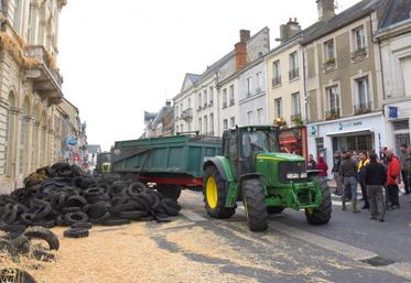 Le 28 juillet à Nogent-le-Rotrou. Les éleveurs de la FDSEA et de Jeunes agriculteurs d’Eure-et-Loir ont investi la ville, organisant un barrage filtrant sur la rocade et le paillage de l’hôtel de ville.