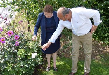 Le 3 juillet, à Chaumont-sur-Loire. Chantal Colleu-Dumond et Jean Pouillart ont baptisé au champagne la rose "Jardins de Chaumont-sur-Loire".