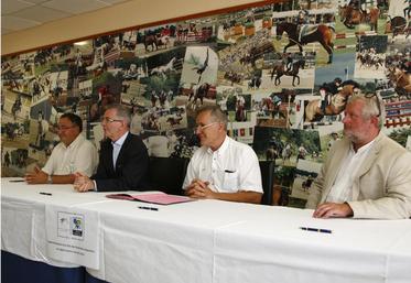 Le 11 juillet, à Lamotte-Beuvron. La FFE et le conseil régional ont signé un partenariat pour l’expérimentation d’un outil de valorisation des itinéraires équestres.
[crédit photo : FFE-PSV]