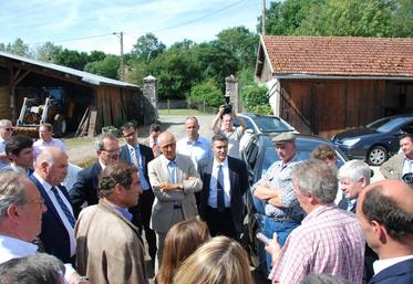 Neufmoutiers-en-Brie, mercredi 26 août. Répondant à l’invitation de la chambre régionale d’Agriculture, de la FRSEA et des JA Ile-de-France, respectivement présidés par Hervé Billet, Damien Greffin et Frédéric Lepesme, Jean-François Carenco est accueilli sur l’exploitation laitière de Franck Sendron.