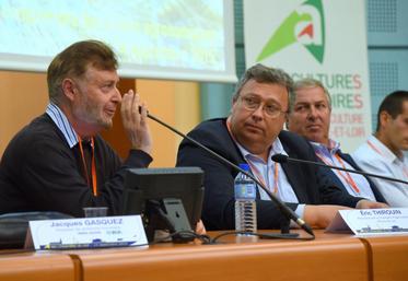 Le 14 septembre, à Chartres. Invité des quatrièmes Universités du soir de la chambre d’Agriculture, le chercheur Jacques Gasquez (à g.) craint que la diminution des herbicides favorise la résistance des adventices.