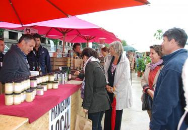 Paris, samedi 12 septembre. Les officiels ont fait une halte sur le stand de Patrice Boudignat. 