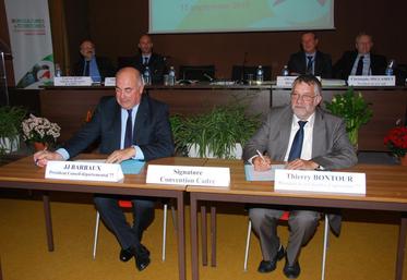 Le Mée-sur-Seine, mardi 15 septembre. Le président du conseil départemental, Jean-Jacques Barbaux, et le président de la chambre d’Agriculture de Seine-et-Marne, Thierry Bontour, signent une nouvelle convention cadre.