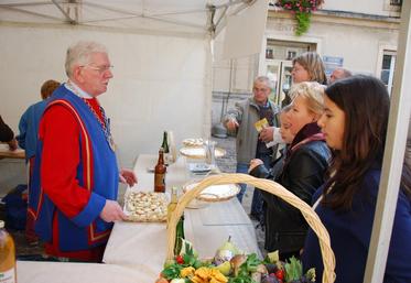 Melun, samedi 3 octobre. Les visiteurs, anonymes comme élus — à l’instar de Valérie Pécresse — de la Fête du brie de Melun, ont fait une halte sur le stand de l’ambassade des confréries d’Ile-de-France où le brie de Melun jouait la vedette.