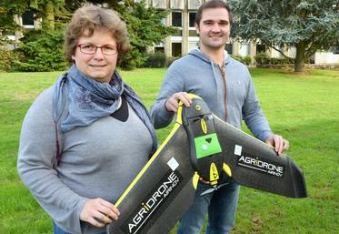 Le 13 octobre, à Chartres. Marion Bouviala et Paul Brillaut vont piloter le drone de la chambre d’Agriculture et proposer leurs préconisations d’apports azotés sur blé et colza.