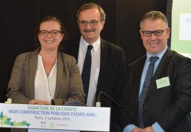Paris, le 7 octobre. La vice-présidente du conseil régional Corinne Rufet, le préfet de région Jean-François Carenco et le président de Francilbois Sébastien Meha ont signé tous trois la charte « Bois construction ».