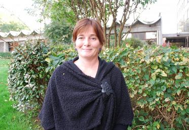 Sabine Richard fait découvrir les histoires des outils présentés au musée de la Seine-et-Marne à Saint-Cyr-sur-Morin avec son conte « Les métiers de Pierrot ».