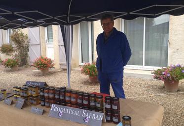 À Vicq (Yvelines), la famille Jacques a fait découvrir aux visiteurs sa récente diversification : la production de safran.