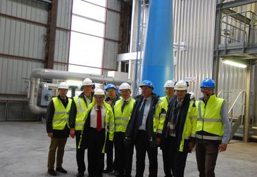 Corbeilles-en-Gâtinais, jeudi 15 octobre. Guidés par François Beerné, responsable du site de Corbeil-en-Gâtinais de Cristal union, la délégation officielle à visité les installations et plus particulièrement la chaudière et l’atelier de déshydratation des pulpes. 