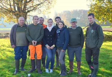 Le 17 octobre, à La Gaudaine. Les membres de l’association des Jeunes chasseurs d’Eure-et-Loir, présidée par Sophie Caré (3e à d), se retrouvent régulièrement pour chasser ensemble.