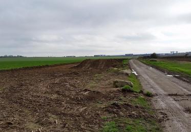 À Gonesse (Val-d’Oise), le 6 novembre. Les premiers travaux liés au futur bus à haut niveau de service ont débuté en plein champ dans le Triangle de Gonesse où le projet EuropaCity doit voir le jour. 