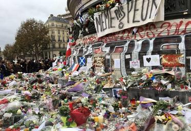 Paris, le 16 novembre. Des centaines de personnes se sont rassemblées place de la République pour rendre hommage aux victimes des attentats du 13 novembre. Les élus locaux franciliens ont eux aussi apporté leur soutien dans diverses communications.