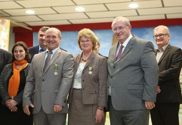 Mondoubleau, le 21 novembre. Chantal et Jacky (à g.) Pelletier ont reçu des mains de Maurice Leroy (à d.), le président du conseil départemental, une médaille dans l’Ordre du Mérite agricole. (PHOTO : NDerré)