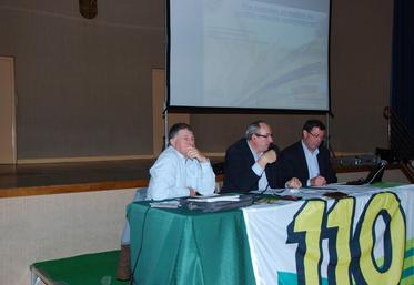 Villeneuve-la-Guyard, vendredi 20 novembre. Les présidents de la section Bassée-Gâtinais et de 110 Bourgogne, Didier Lavaux et Gérard Delagneau, ainsi que le directeur de la coopéraive 110 Bourgogne, Jean-Marc Krebs, ont évoqué les récoltes 2014 et 2015, des années record pour les rendements en blé.