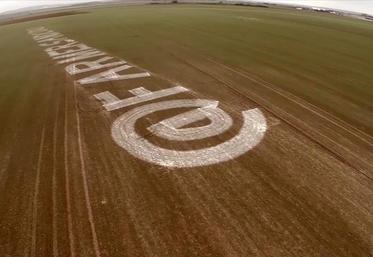 Aux abords des pistes de l’aéroport Charles de Gaulle, le message @Farmers and Cop 21 mesure deux cent soixante mètres de long et est visible de tous les avions à l’atterrissage. 