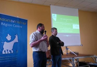 Saint-Christophe-en-Bazelle (Indre), le 3 décembre. Joël Norais et Jean Aubailly présentent le fonctionnement du groupement d’employeurs avec un salarié du service de remplacement de l’Indre.