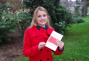Si à travers ses écrits, elle cherche à mieux cerner l’humain, il en est de même quand elle monte sur scène au théâtre de Fontainebleau.