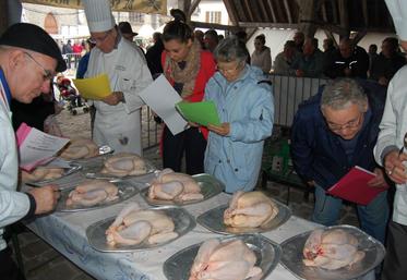 Première étape du concours gastronomique de poulets de ferme cuits à la broche : noter la volaille prête à cuire.