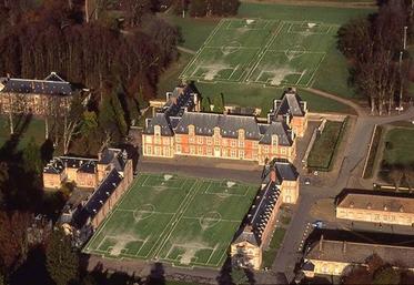 L’association AgroParisTech patrimoine a diffusé ce montage photo pour s’opposer au projet de rachat du domaine de Grignon (Yvelines) par le PSG. L’ensemble de la profession agricole y est aussi fermement opposé.