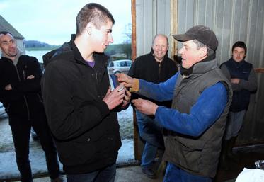 Le 6 janvier, à Marolles-les-Buis. Florian Gautier, vainqueur du concours départemental de jugement de bétail, reçoit sa médaille des mains de l’éleveur Jean-Luc Debray.