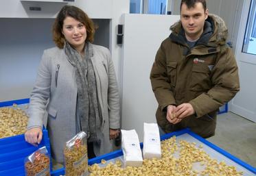 Élise et Pierre-Louis Lonqueu s’occupent de la production de pâtes fermières issues du blé dur de l’exploitation.