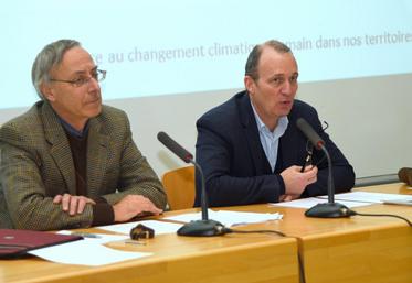 Le 19 janvier, à Chartres. Jean-Pierre Barnagaud (à g.) et Éric Chevée ont présenté le rapport de prospective du Ceser sur l’adaptation régionale au changement climatique dans le cadre des Mardis de la science.
