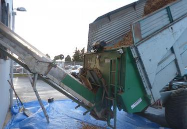 Le 14 janvier, à Vendôme. Six tonnes de bois ont été livrées grâce à un nouvel équipement de la Cuma bois déchiquetage : un tapis roulant.