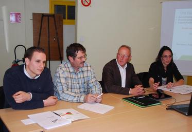 Saint-Pierre-les-Nemours, vendredi 22 janvier. Le président de la commission agronomie et environnement, Christophe De Rycke, et la responsable du pôle éponyme , Milène Grapperon, présentent le déploiement du conseil technique de la chambre d’agriculture aux côtés des techniciens du secteur sud.